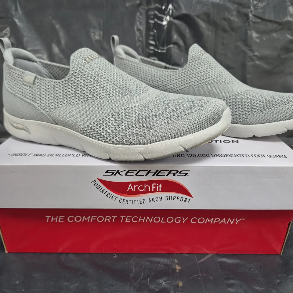BOXED PAIR OF SKECHERS ARCH-FIT SLIP-ON SHOES IN GREY SIZE 6