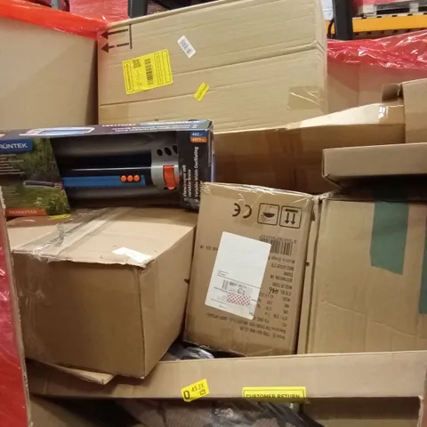 PALLET OF ASSORTED HOUSEHOLD GOODS AND PRODUCTS TO INCLUDE; DOOR MAT, GARDEN SPRINKLER, TRUNK RIDE-ON SUITCASE ETC
