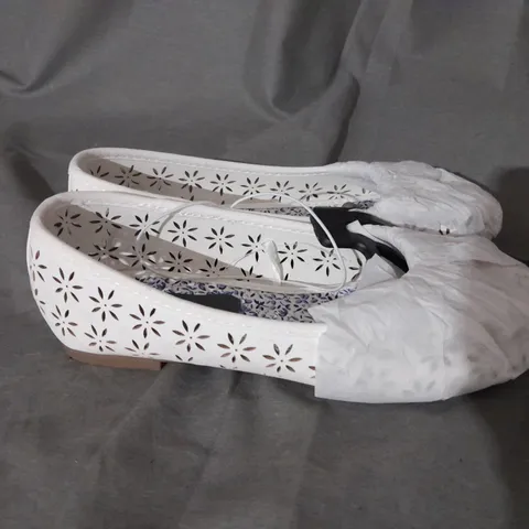 APPROXIMATELY 10 BAGGED PAIRS OF GEORGE WHITE FLATS SIZE 13
