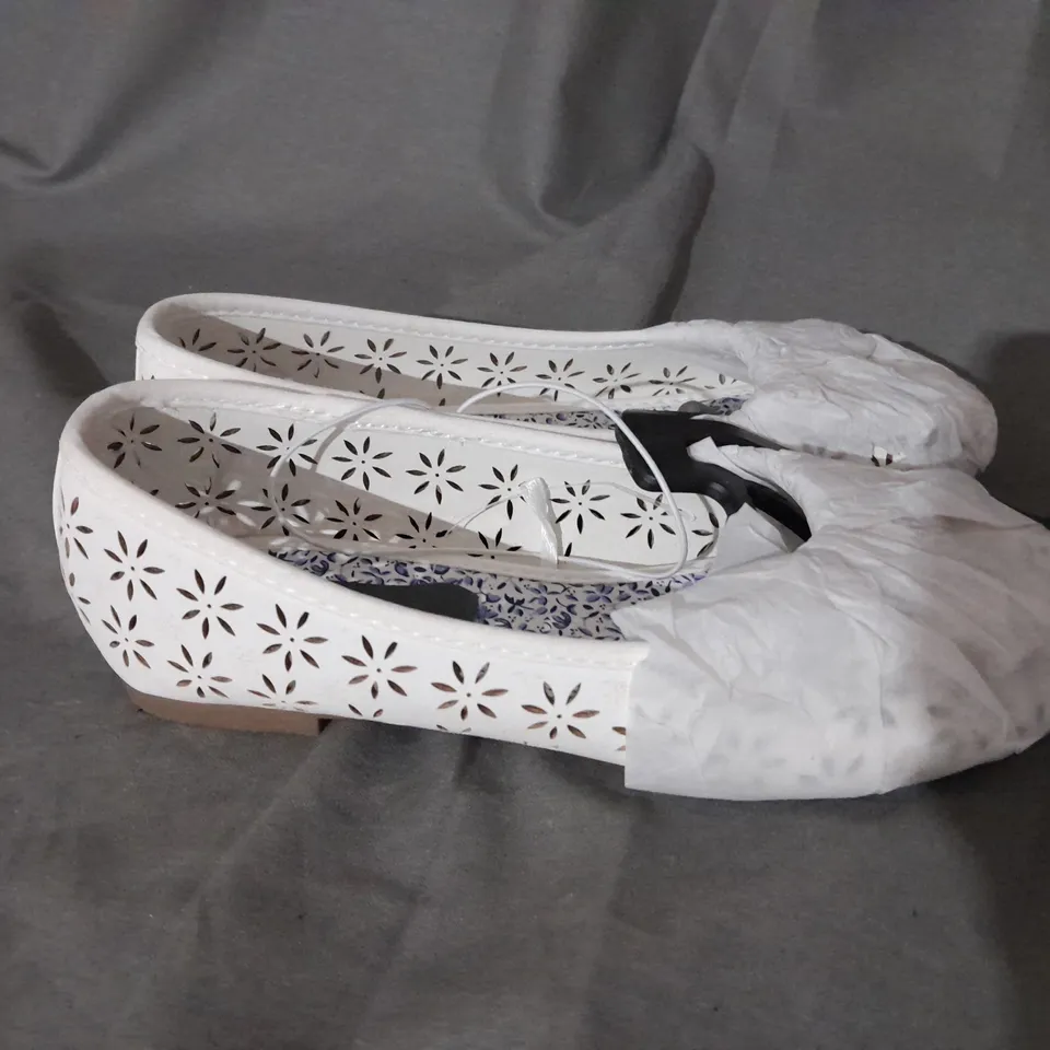APPROXIMATELY 10 BAGGED PAIRS OF GEORGE WHITE FLATS SIZE 13