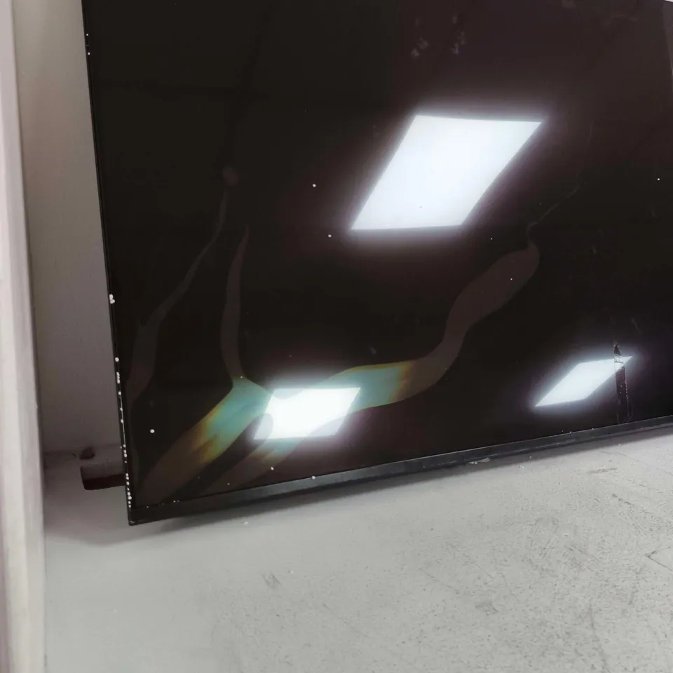 SAMSUNG 55-INCH LED TV - UE55 SERIES SMASHED SCREEN