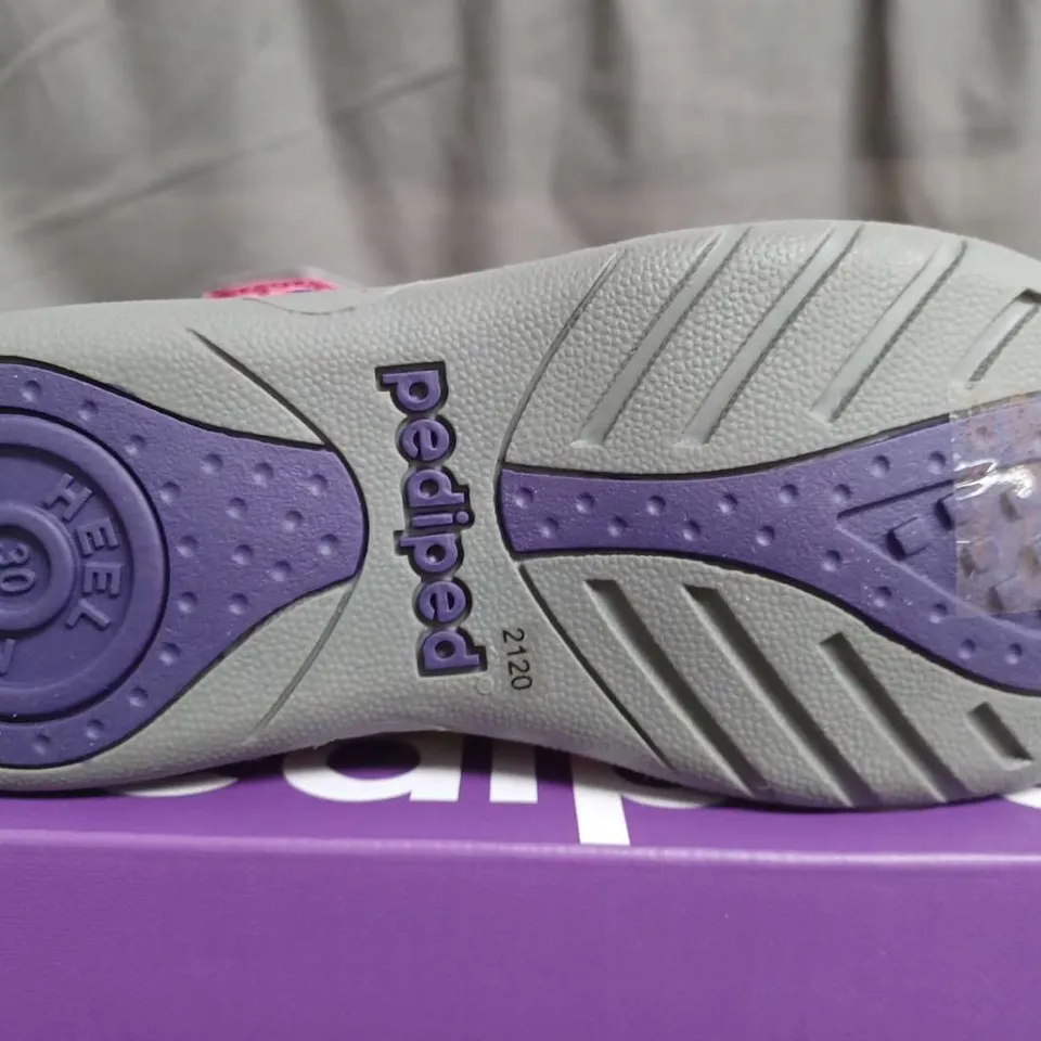 BOXED PAIR OF PEDIPED KIDS SAHARA BARE FEET TRAINERS IN FUSCHIA/LAVENDER - 30 EU