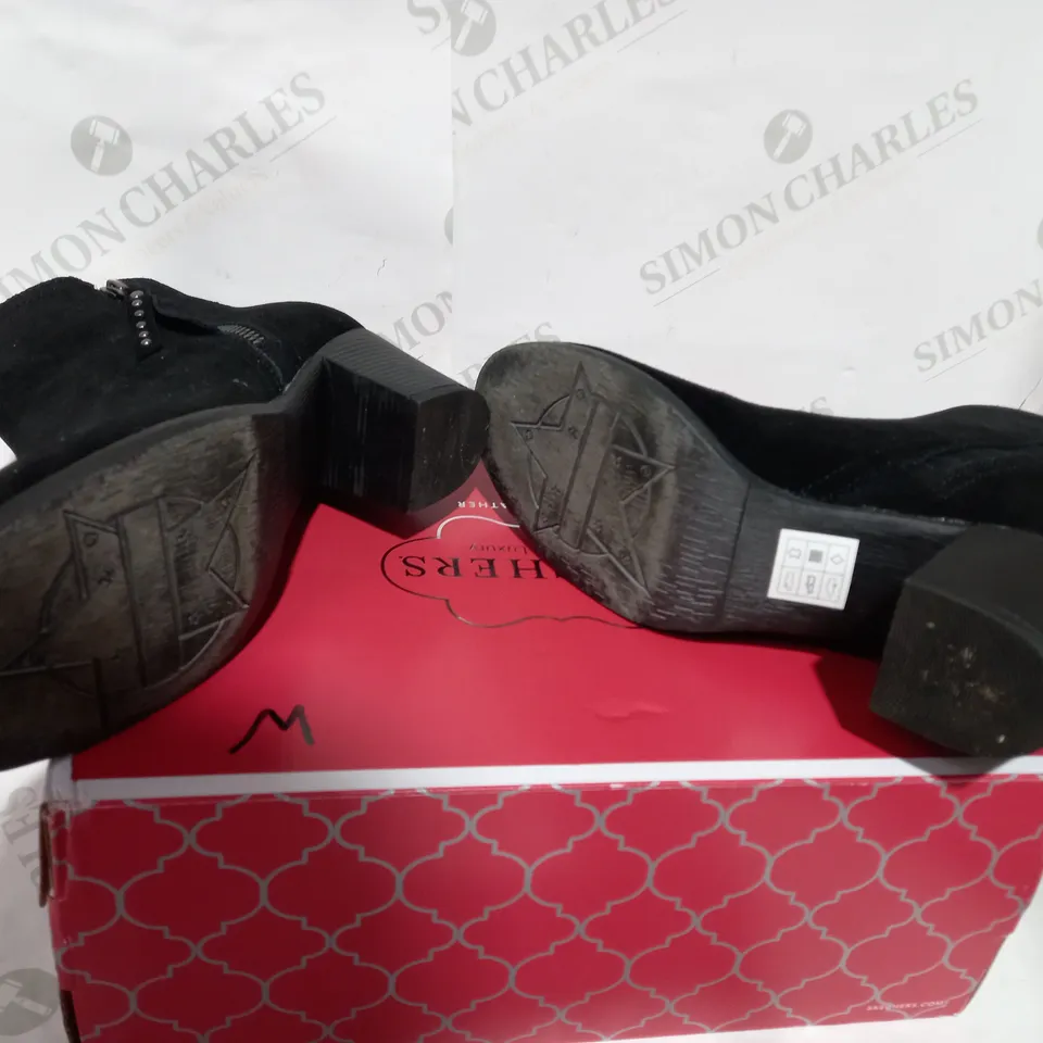 BOXED PAIR OF SKECHERS BLACK ZIP BOOTIE - SIZE 5