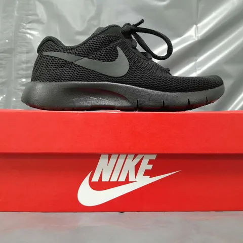 BOXED PAIR OF NIKE TANJUN KIDS SHOES IN BLACK UK SIZE 11