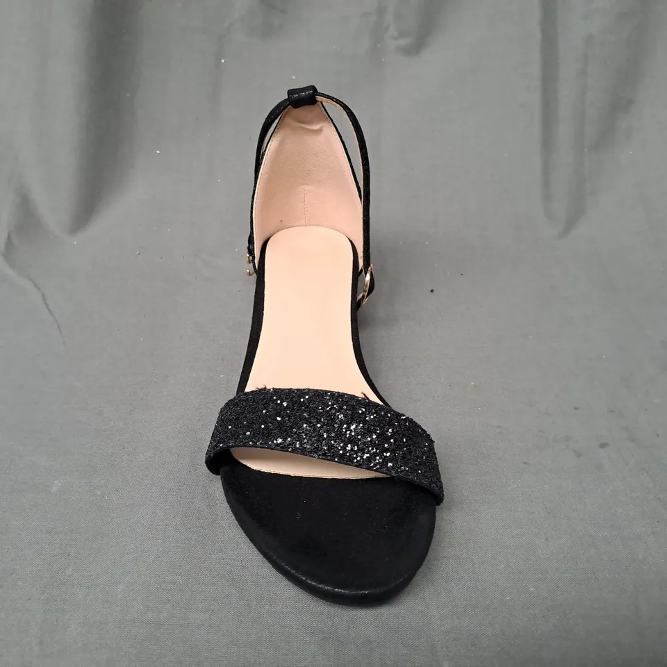 BOXED PAIR OF DESIGNER LOW HEEL OPEN-TOE SANDALS IN BLACK W. GLITTER EFFECT EU SIZE 33