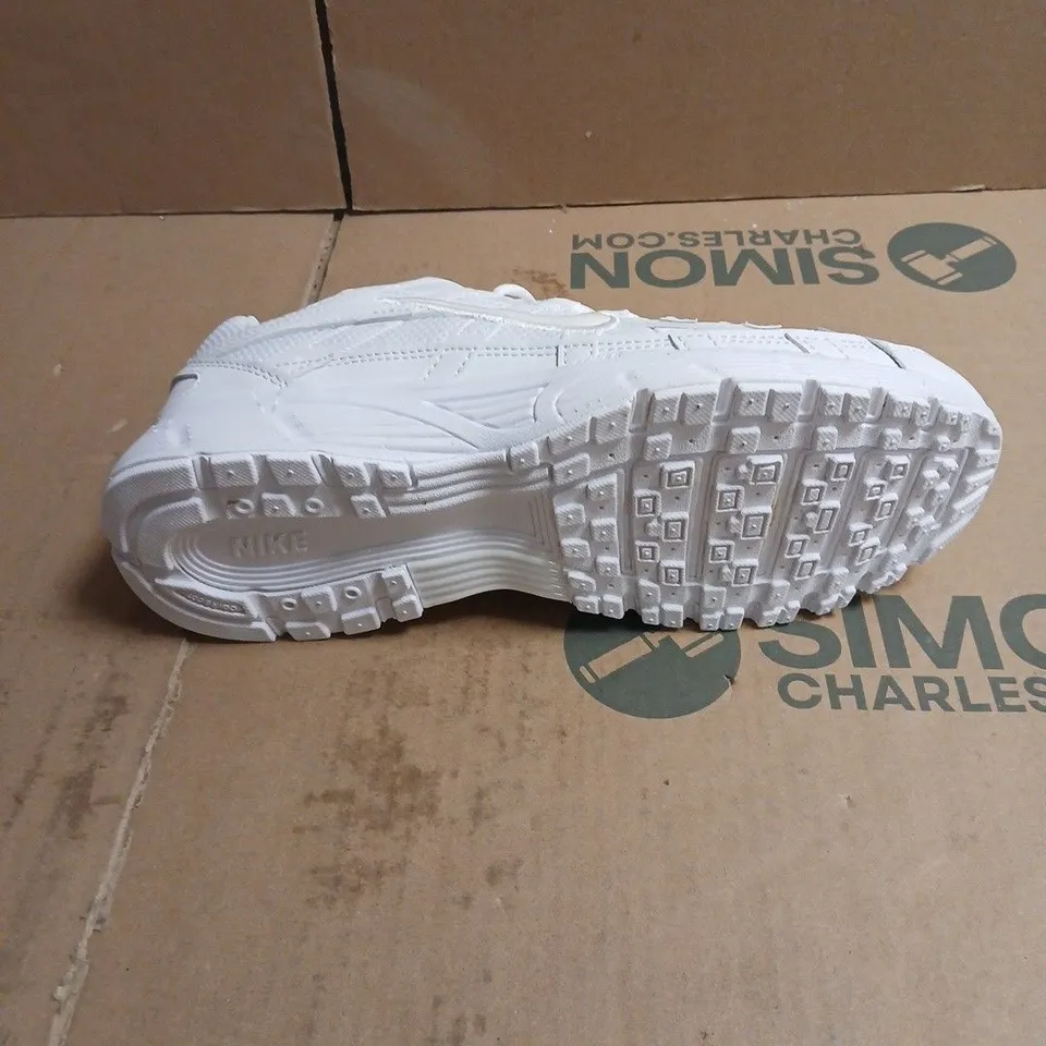 NIKE WHITE SNEAKERS WITH MESH UPPER AND SWOOSH BOXED SIZE 7.5