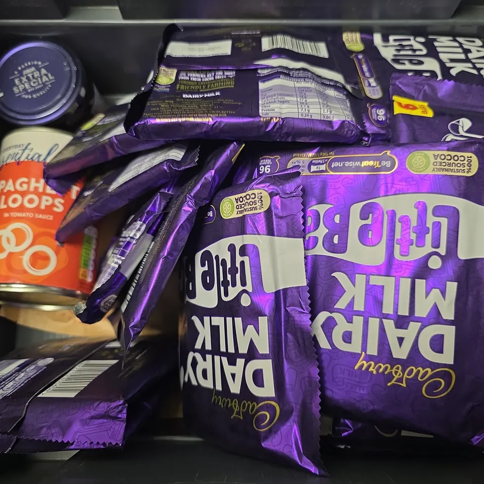 APPROXIMATELY 12 ASSORTED FOOD & DRINK ITEMS TO INCLUDE - HUEL CHOCOLATE , CADBURY DAIRY MILK , LINTT SEA SALT DARK ETC