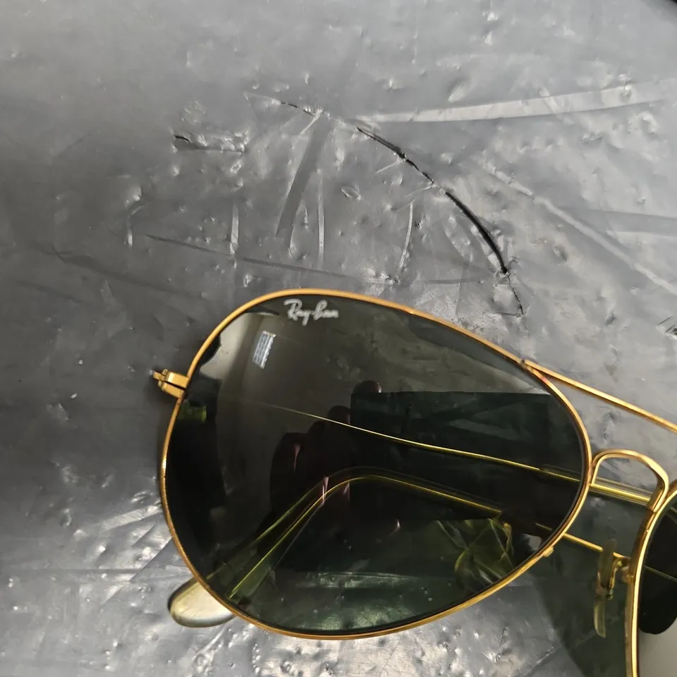 RAY-BAN AVIATOR SUNGLASSES – GOLD TONE FRAME, DARK LENSES