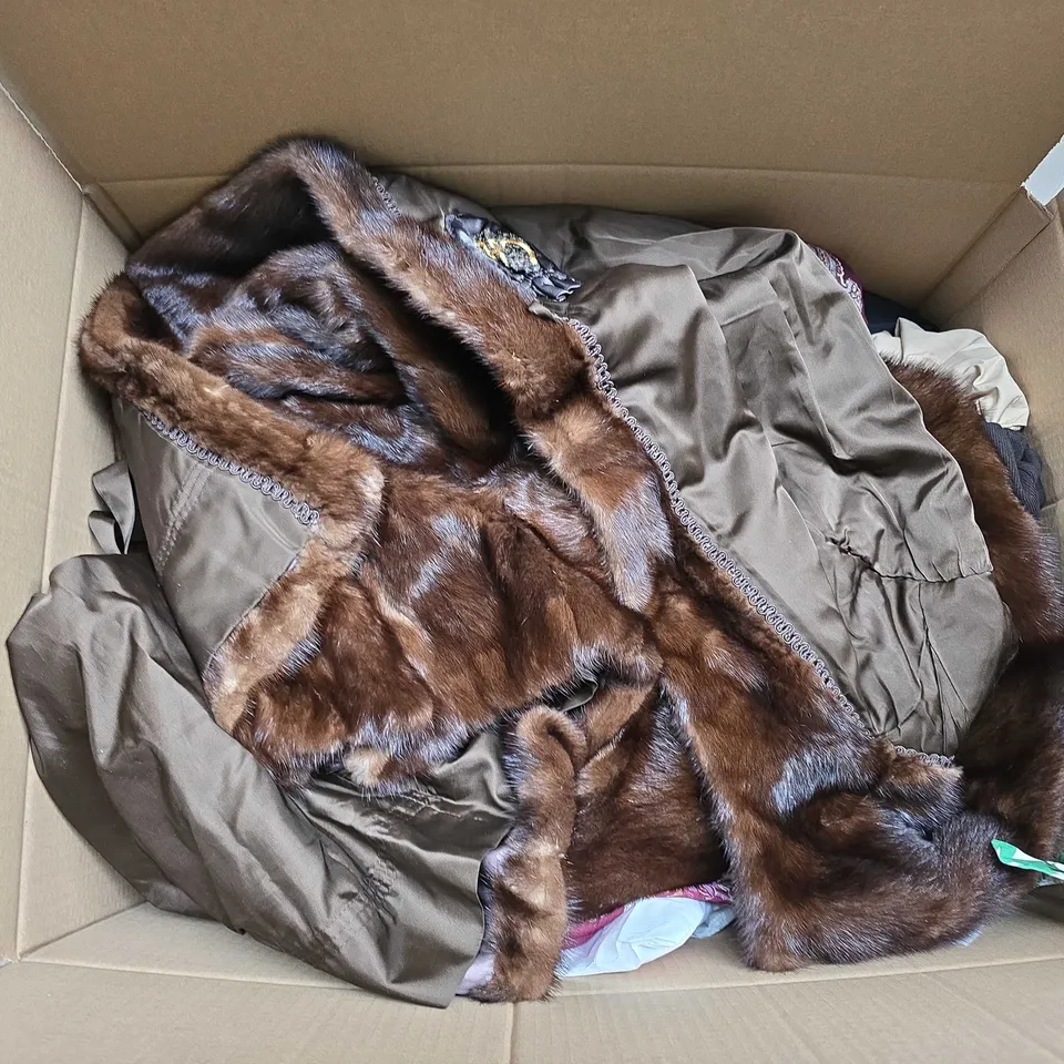 LARGE BOX OF APPROXIMATELY 20 ASSORTED CLOTHING ITEMS IN VARIOUS SIZES, STYLES AND COLOUR 