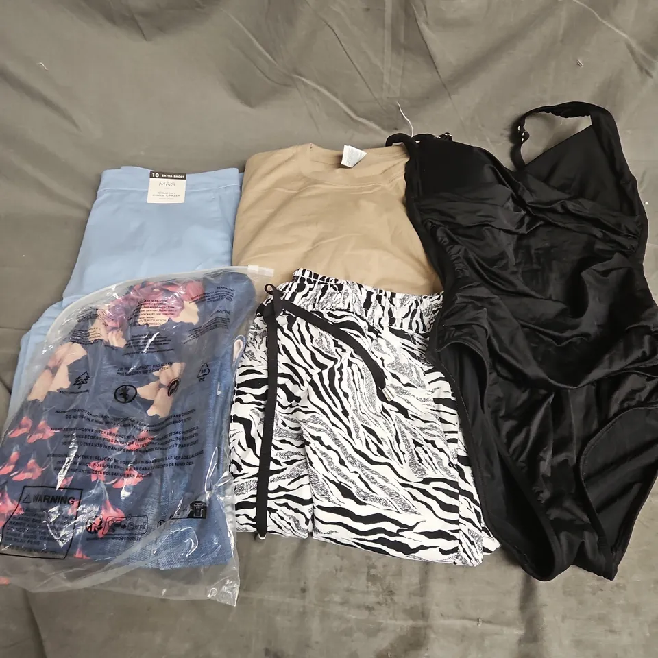 BOX OF APPROXIMATELY 20 ASSORTED CLOTHING ITEMS TO INCLUDE SWIMSUIT, TROUSERS, TSHIRTS, ETC