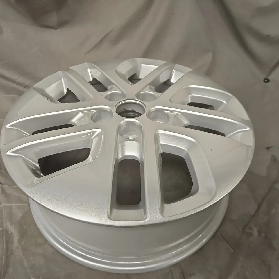 SILVER ALLOY CAR WHEEL RIM