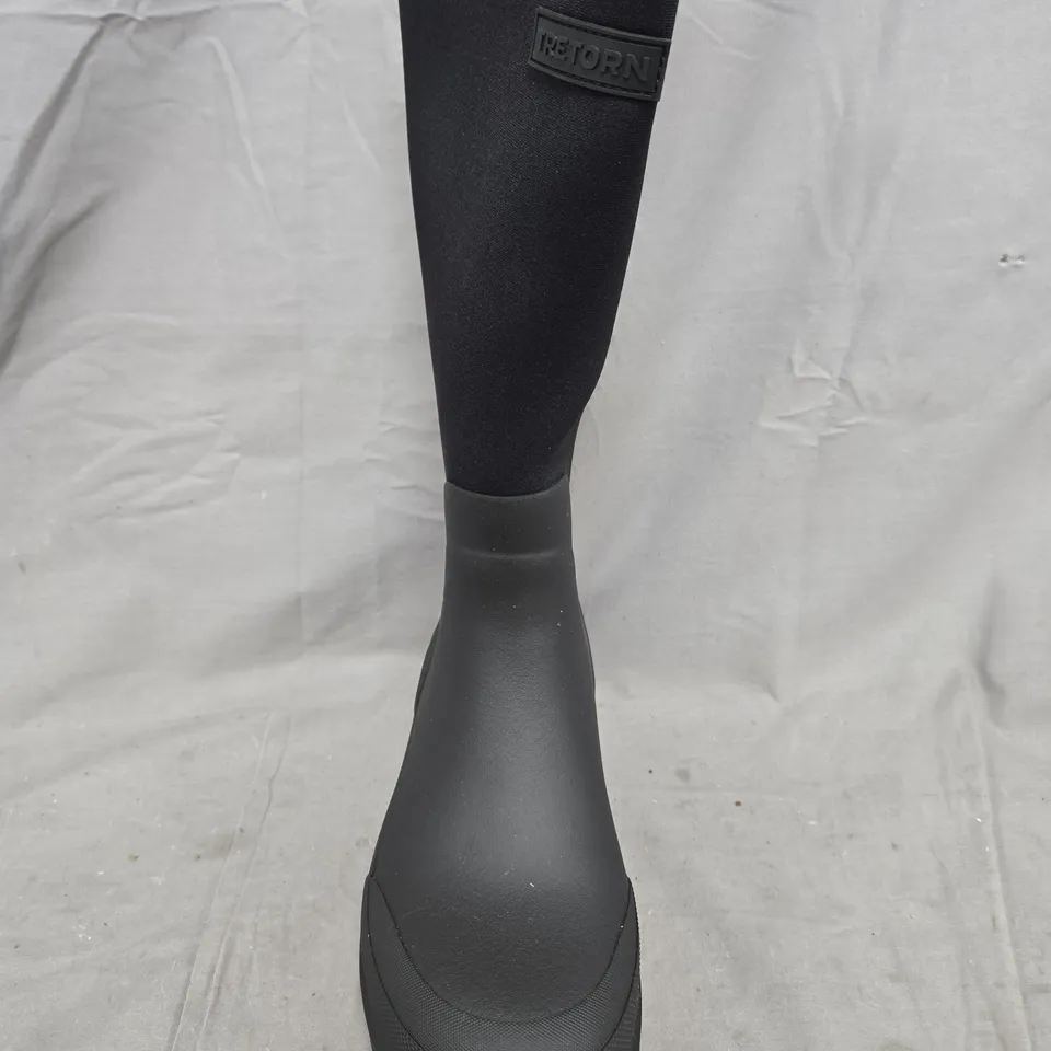 BOXED PAIR OF TRETON SALLA NEO BOOTS IN BLACK SIZE 6