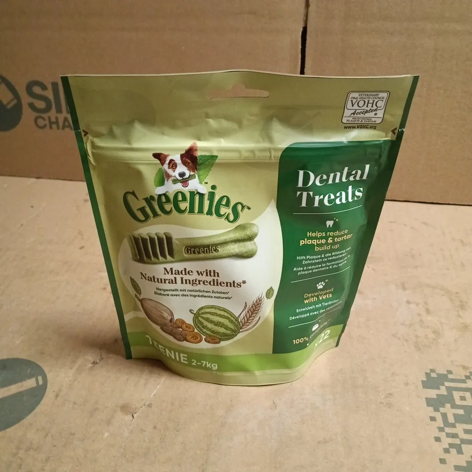APPROXIMATELY 25 PACKS OF GREENIES DENTAL TREATS TEENIE 2-7KG (22 IN EACH PACK)