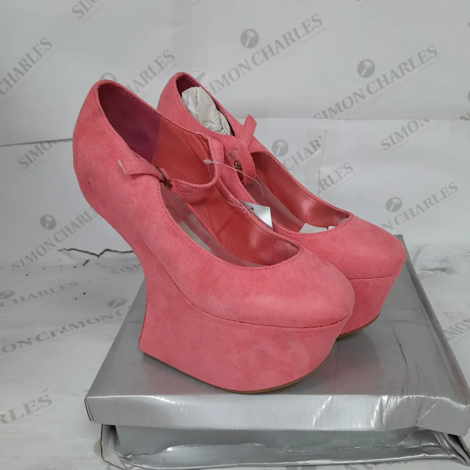 BOXED PAIR OF CASANDRA PLATFORM STRAP SHOE IN PINK SUED SIZE 5