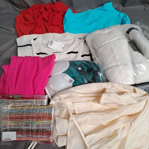 BOX OF APPROXIMATELY 25 ASSORTED CLOTHING ITEMS TO INCLUDE - DRESSES - TOPS - NIGHTWEAR - ETC