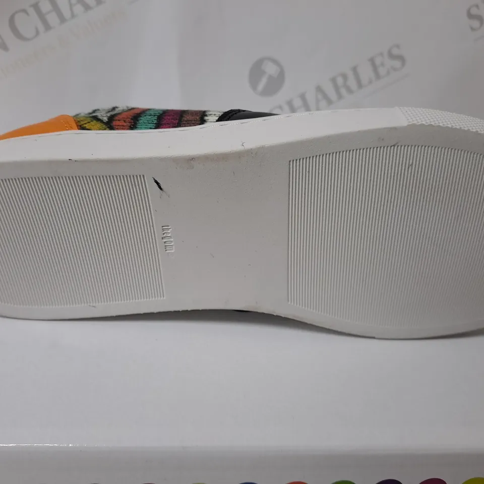 BOXED ADESSO TRAINER'S IN BLACK SIZE 6 