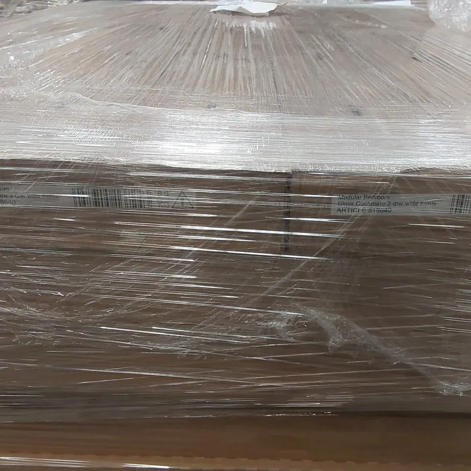 PALLET CONTAINING A LARGE ASSORTMENT OF FURNITURE PANELS
