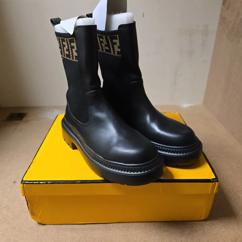 FENDI BLACK LEATHER ANKLE BOOTS WITH KNIT LOGO BAND – UK 6 
