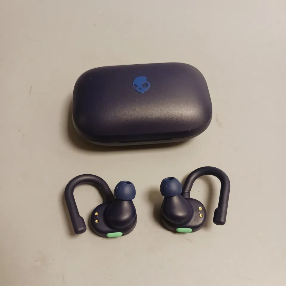 SKULLCANDY WIRELESS SPORTS HEADPHONES IN NAVY AND GREEN