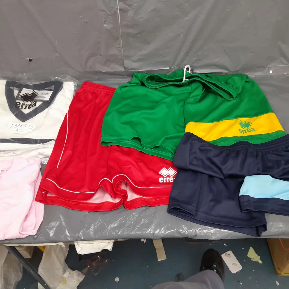 LOT OF APPROX 20 CLOTHING ITEMS , TO INCLUDE FRUIT OF THE LOOM TOP , SHORTS , ETC