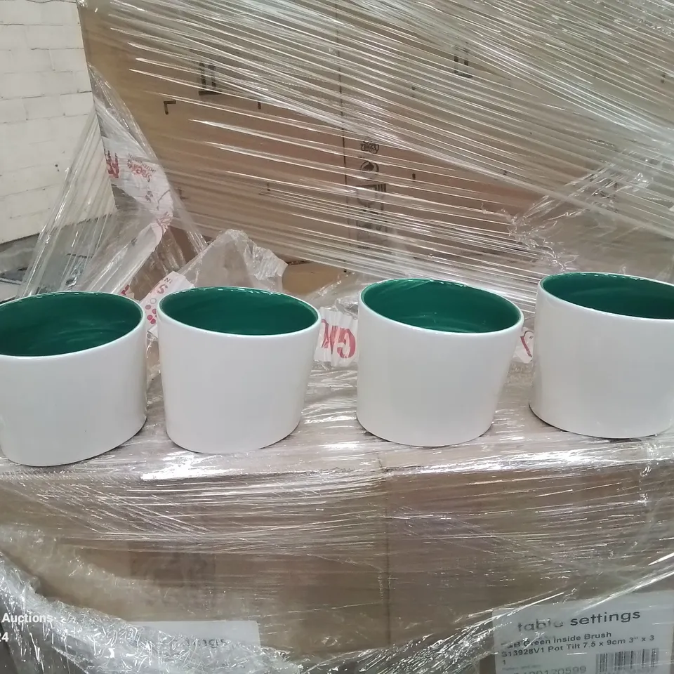 PALLET CONTAINING LARGE AMOUNT OF TILTED SIDE POTS/RAMEKINS (GREEN AND WHITE)