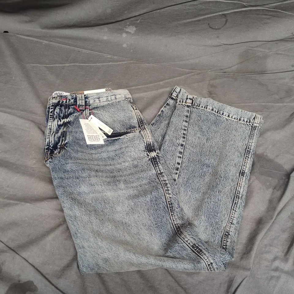 BDG SKATE JEANS – URBAN OUTFITTERS, MEN’S 30W X 32L, PALE WASHED BLUE DENIM