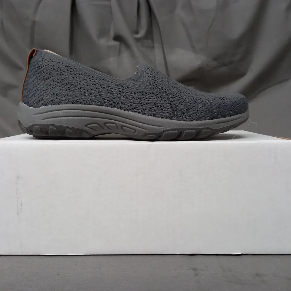 BOXED PAIR OF SKECHERS TRAINERS IN CHARCOAL SIZE 6