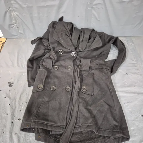 BOX OF APPROXIMATELY 6 BELTED COATS IN BLACK SIZE XL