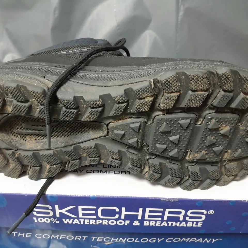 BOXED SKECHERS GO RUN TRAINERS IN BLACK - UK 8