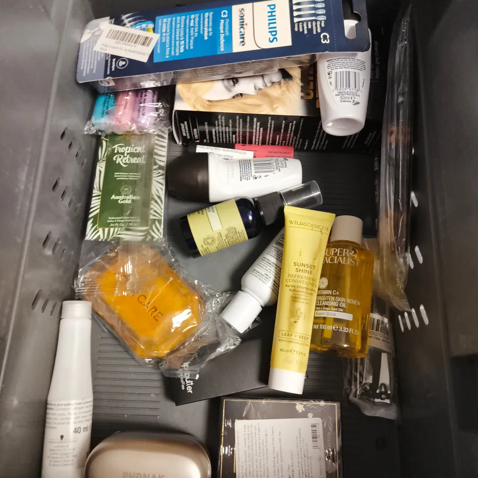 APPROXIMATEY 20 ASSORTED HEALTH AND BEAUTY PRODUCTS TO INCLUDE - TRESEMME CONDITONER - E45 SHAMPOO - BARENUTS HAIRE REMOVAL CREAM - ETC