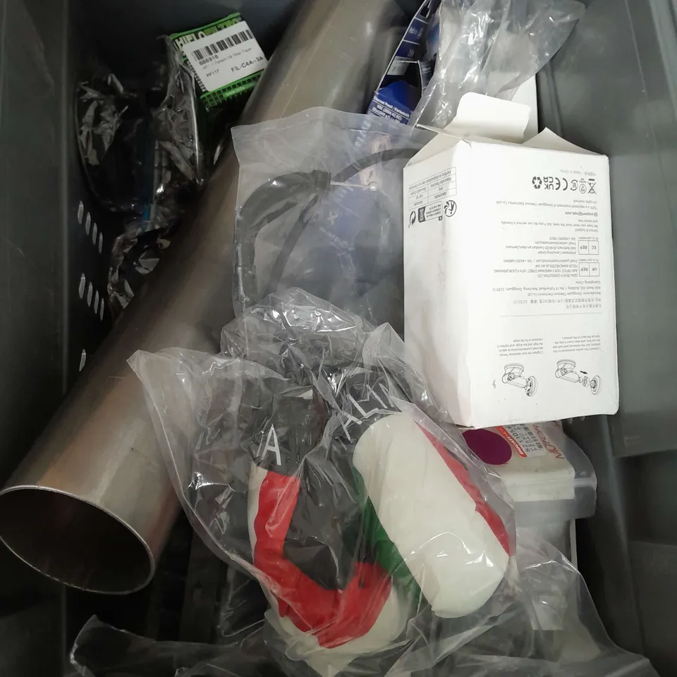BOX OF ASSORTED CAR ITEMS TO INCLUDE - BIKE TAILLIGHTS - BLIND SPOT MIRRORS- ELRING BOLTS / COLLECTION ONLY 