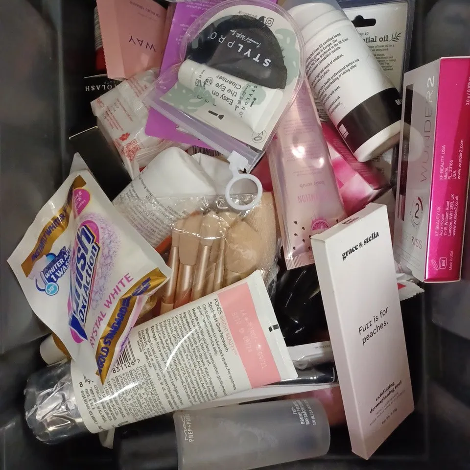 BOX OF APPROXIMATELY 25 ASSORTED HEALTH AND BEAUTY ITEMS TO INCLUDE FLORENA FERMENTED SKINCARE, WUNDERKISS WUNDER2, LIVELY JOIN AND MUSCLE RUB, BUBBLE BODY SCRUB ETC 
