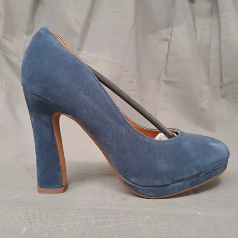 BOX OF APPROXIMATELY 10 PAIRS OF CLARA'S CLOSED TOE HIGH HEEL SLIP-ON SHOES IN NAVY IN VARIOUS SIZES