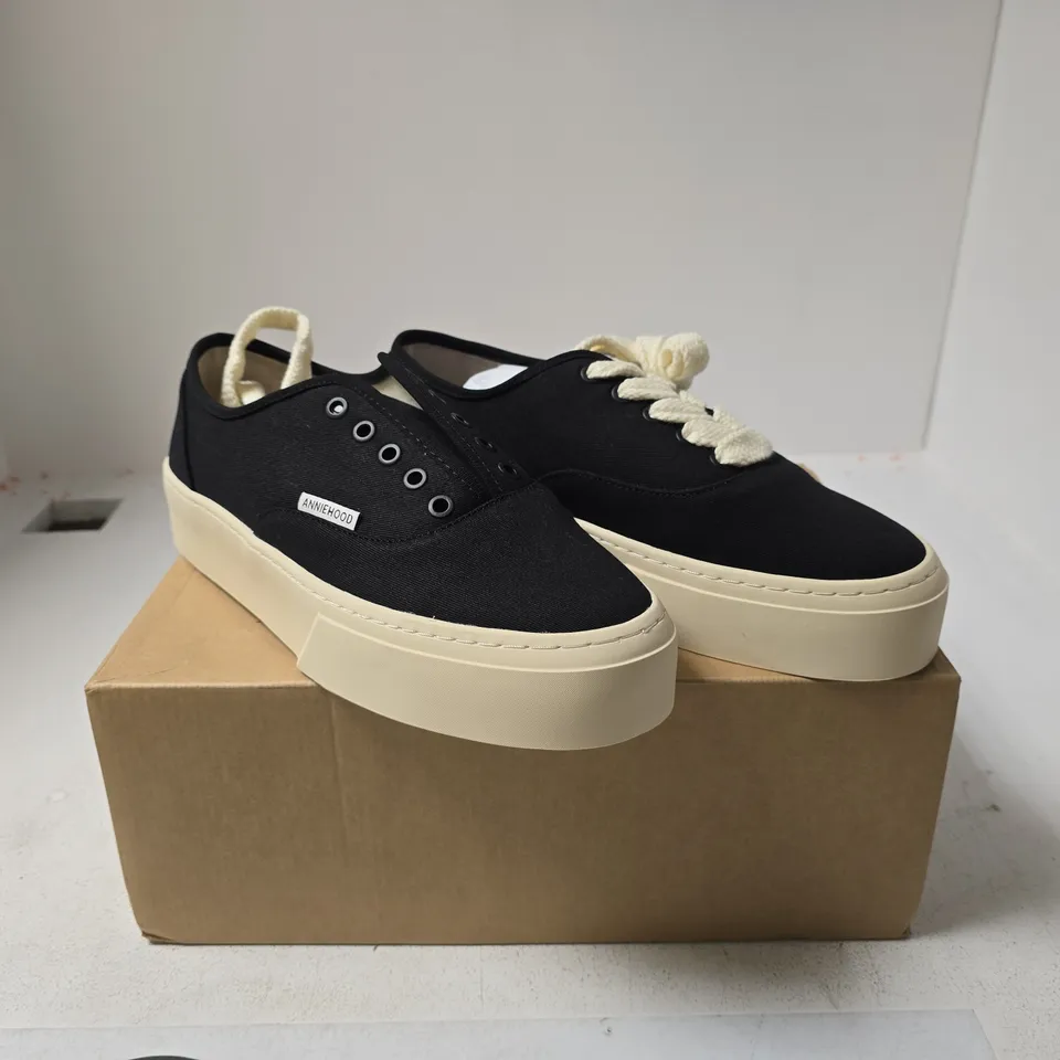 ANNIEHOOD BLACK/WHITE LACE UPS UK 9 BOXED