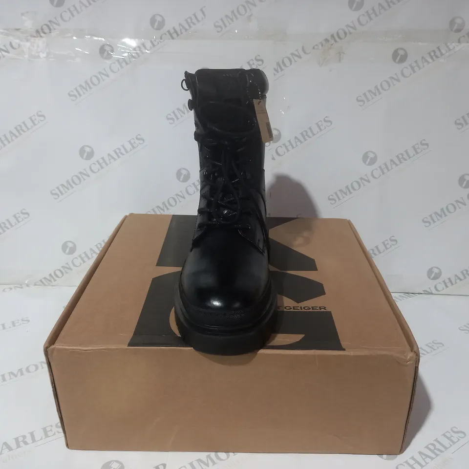 BOXED PAIR OF KURT GEIGER TYRUS CUFF BOOTS IN BLACK EU SIZE 43