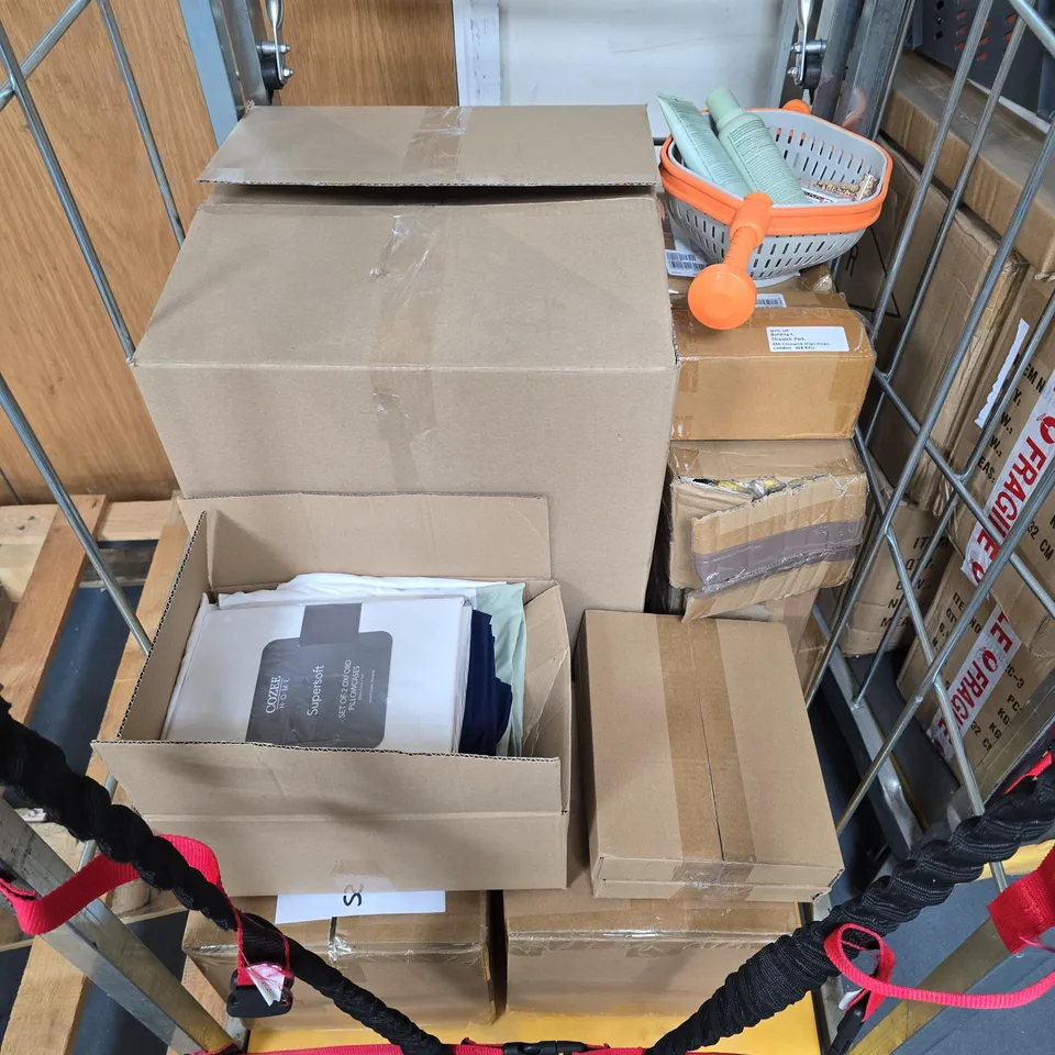 CAGE OF APPROXIMATELY 10 ASSORTED HOUSEHOLD ITEMS TO INCLUDE - BIRD FEEDERS, PILLOWCASES, AND GARDEN DECOR ETC. - COLLECTION ONLY