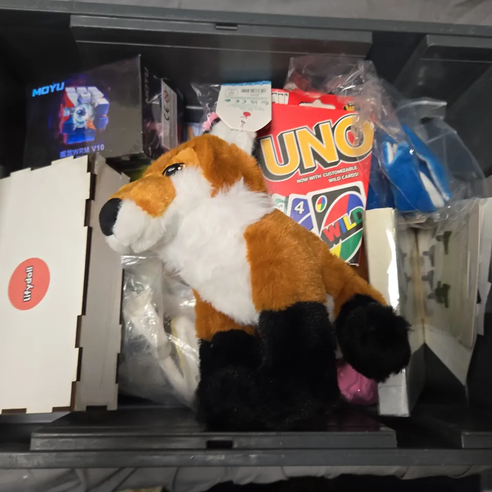 APPROXIMATELY 15 ASSORTED TOYS & GAMES PRODUCTS TO INCLUDE UNO CARD GAME, KEELECO PLUSH, FLYING GLIDERS, ETC