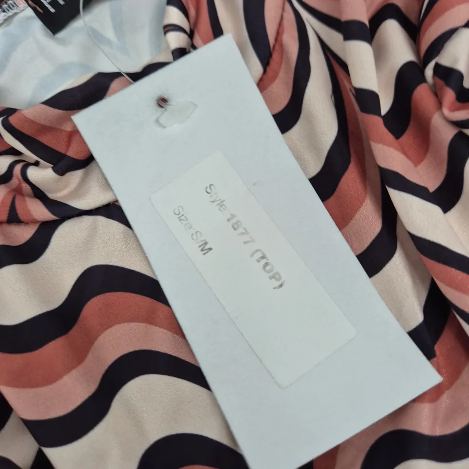 HEAD GIRL TOP – PINK/PEACH/NAVY WAVY PATTERN – SIZE M