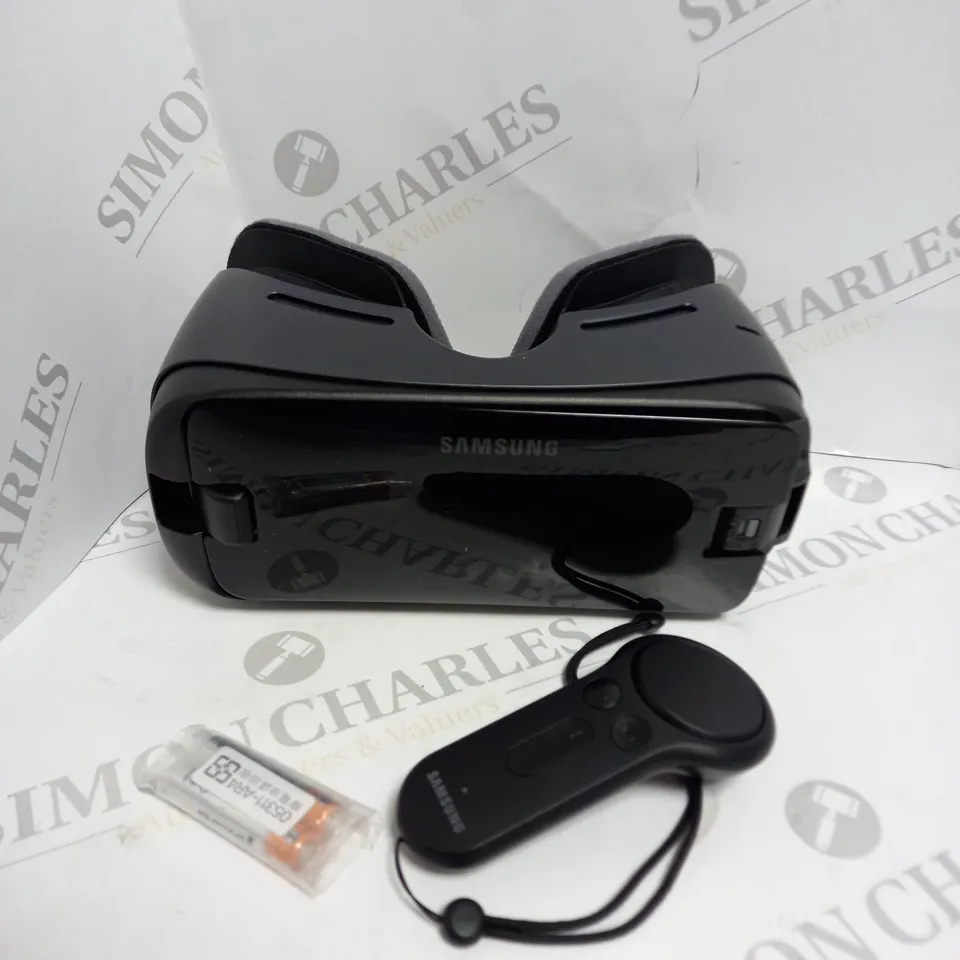 BOXED SAMSUNG GEAR VR WITH CONTROLLER 