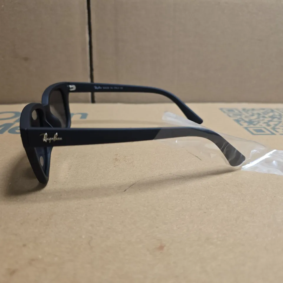 BOXED RAY-BAN SUNGLASSES WITH BLACK FRAMES
