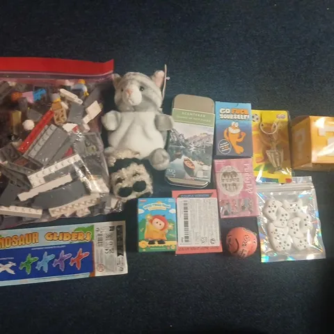 APPROXIMATELY 20 ASSORTED TOYS AND ACCESSORIES TO INCLUDE; LEGO, CARD GAMES, MCDONALDS COLLECTABLES AND DINOSAUR GLIDER