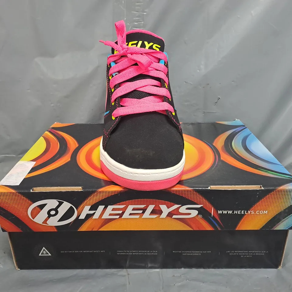 BOXED PAIR OF HEELYS PROPEL 2 JN SHOES IN BLACK/MULTICOLOUR SIZE UK 4