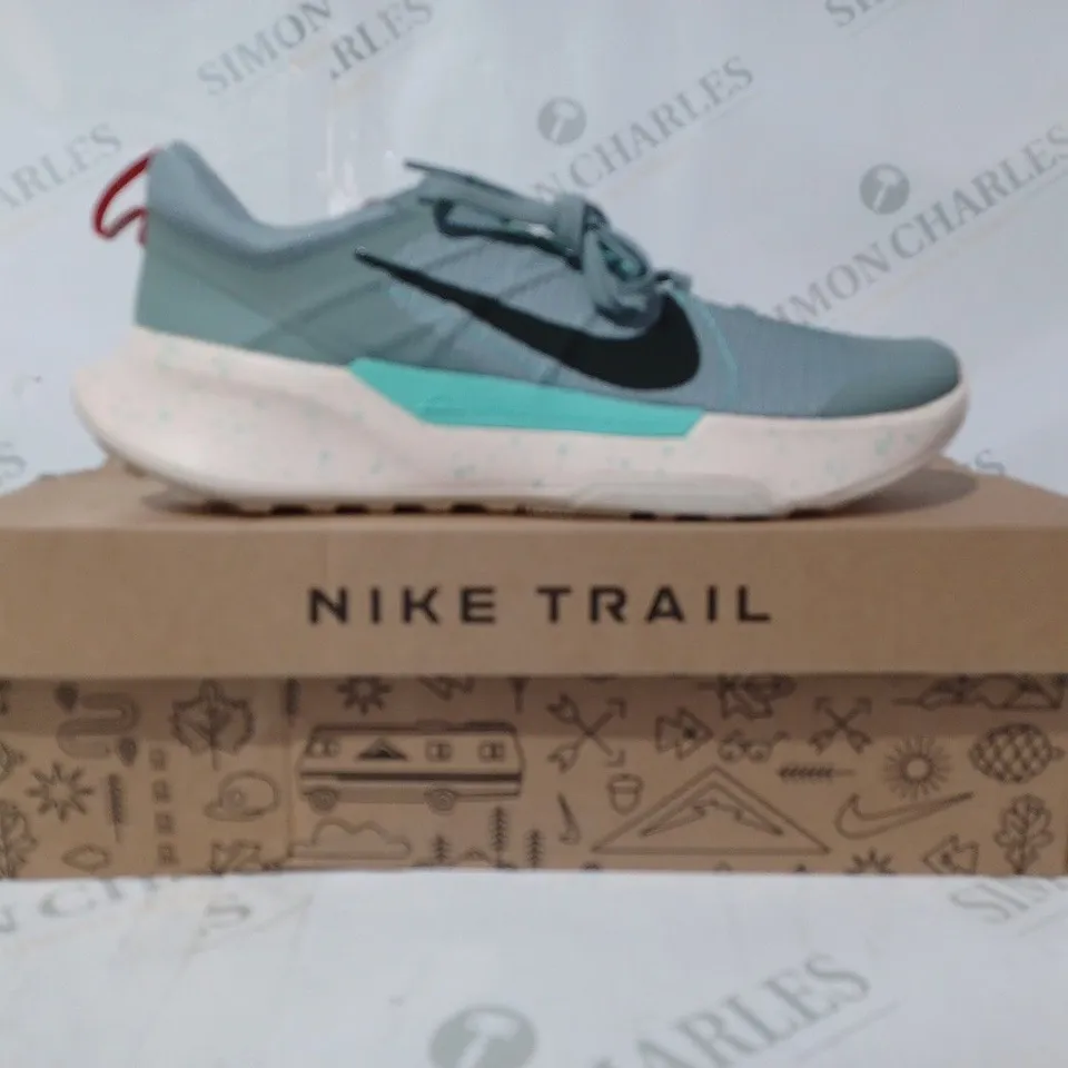 BOXED PAIR OF NIKE JUNIPER TRAIL 2 SHOES IN TEAL UK SIZE 5