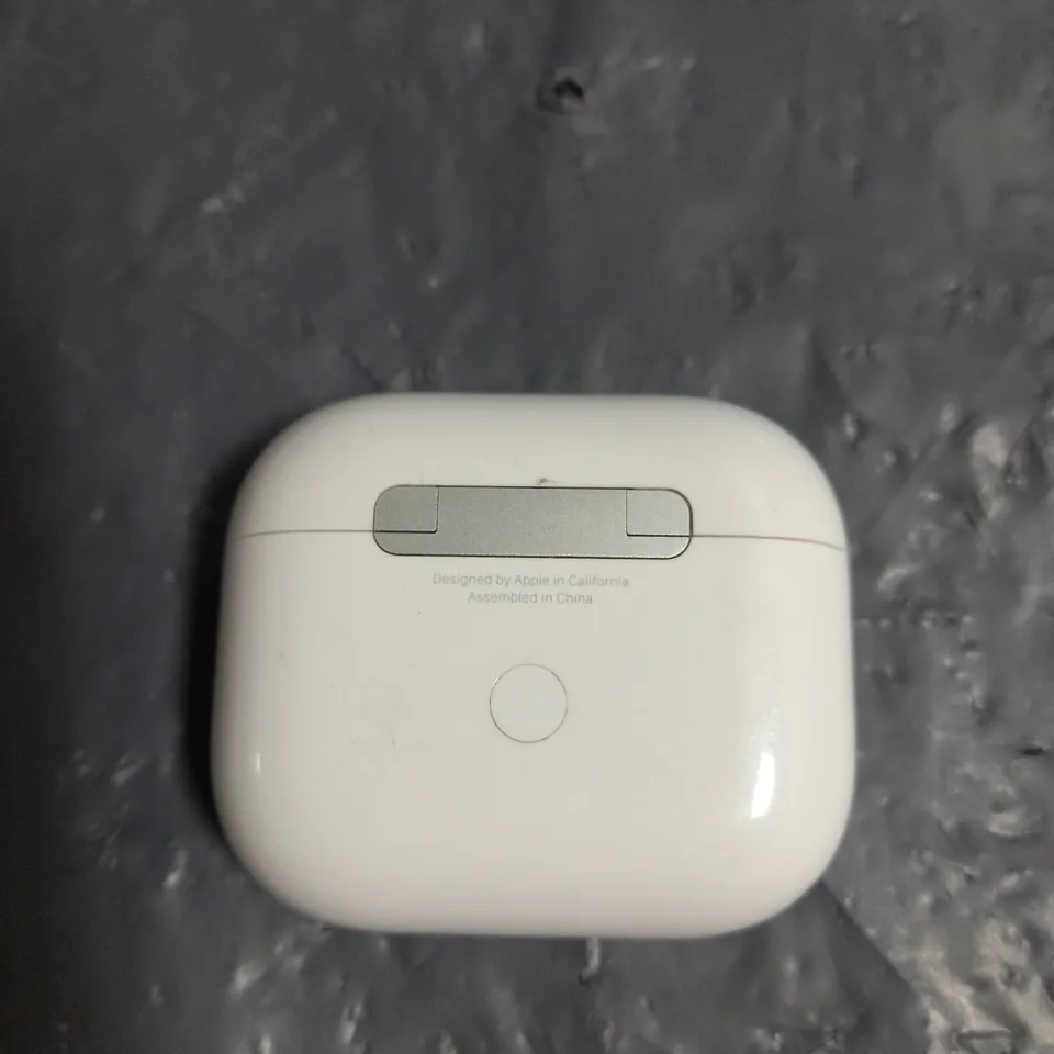 PAIR OF APPLE AIRPODS 3RD GEN IN WHITE