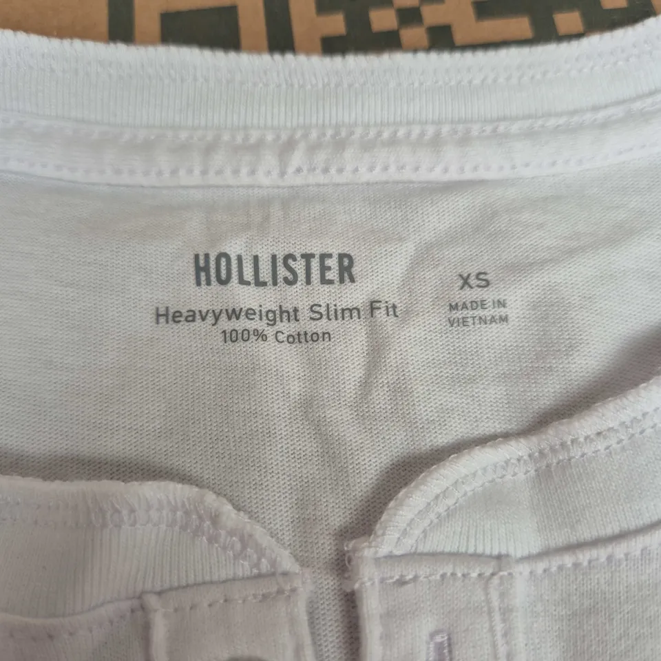 HOLLISTER HEAVYWEIGHT SLIM FIT T-SHIRT – WHITE, XS