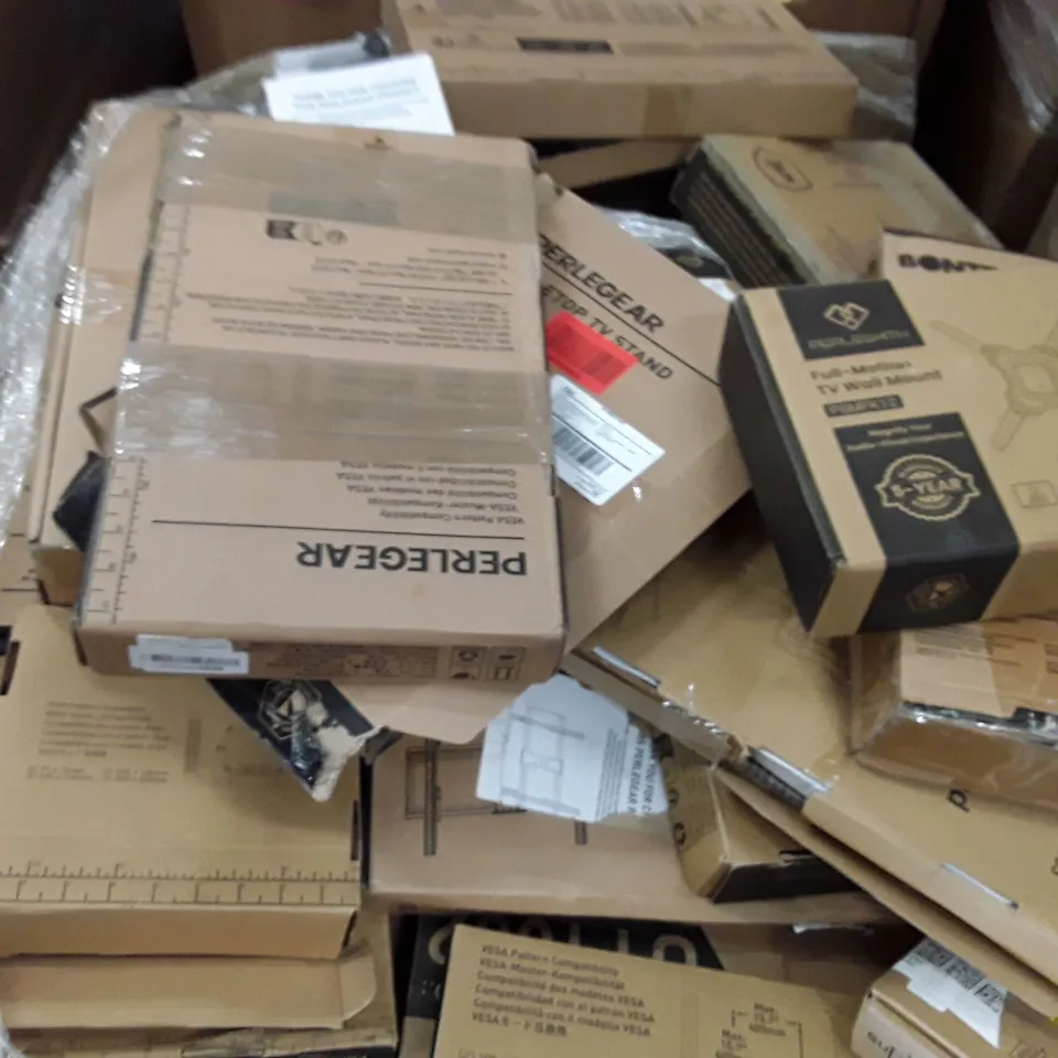 PALLET CONTAINING AN ASSORTMENT OF FULL TV AND MONITOR WALL MOUNT 