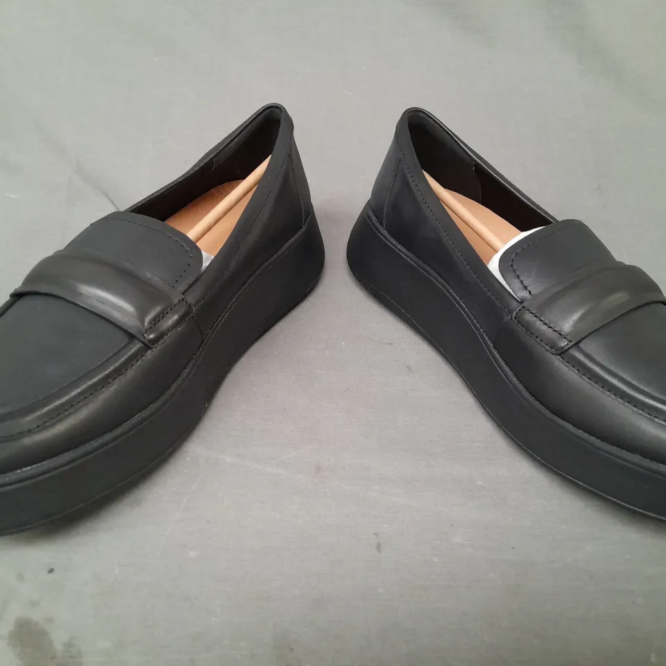 BOXED PAIR OF FITFLOP PADDED DETAIL FLATFORM LOAFERS IN BLACK UK SIZE 8