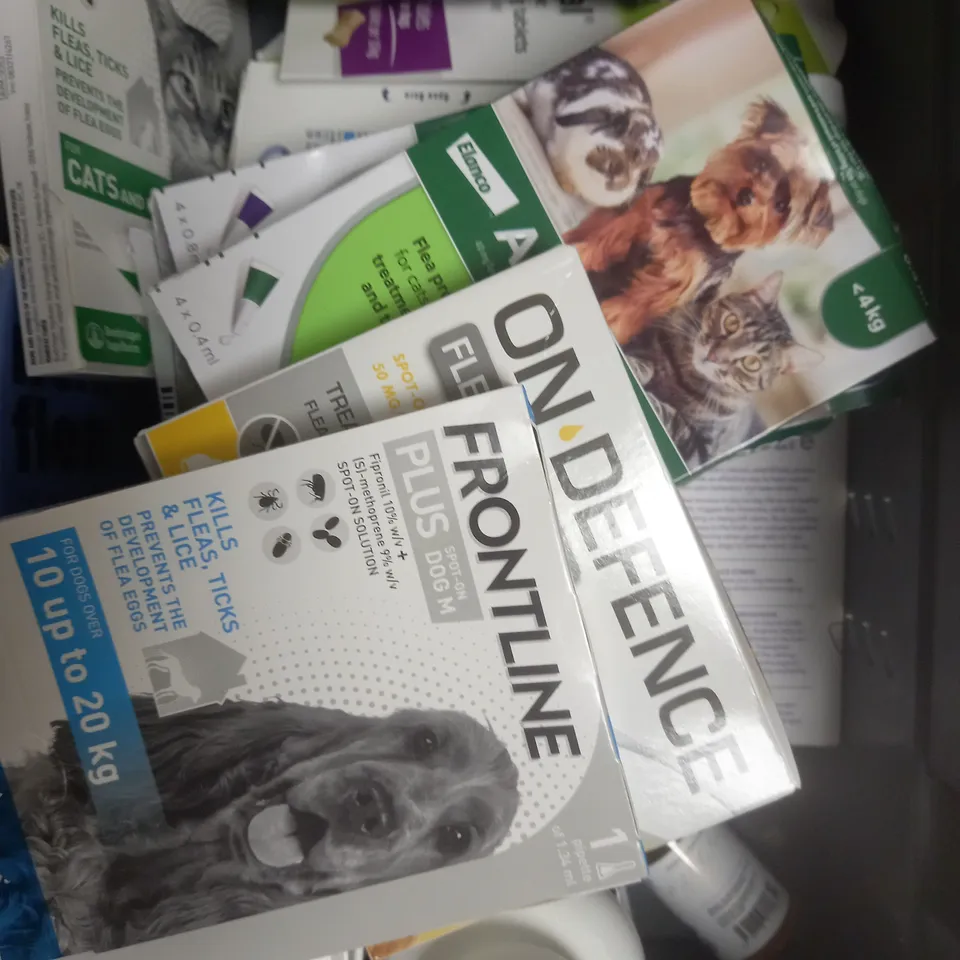 APPROXIMATELY 20 ASSORTED PET TREATMENTS TO INCLUDE JOINT CARE CAPSULES, FLEA TREATMENT, TRAINING GRANULES ETC 