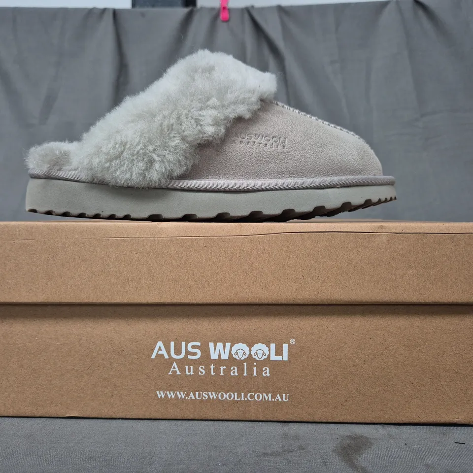 BOXED PAIR OF AUS WOOLI SYDNEY SLIPPERS IN LIGHT GREY UK SIZE 3