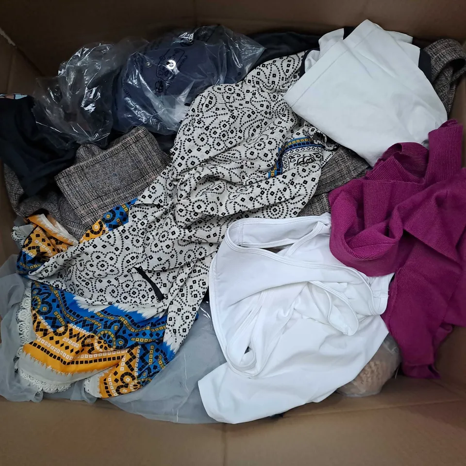 APPROXIMATELY 25 ASSORTED CLOTHING ITEMS IN VARIOUS SIZES TO INCLUDE VEST, DRESS, CARDIGANS, ETC